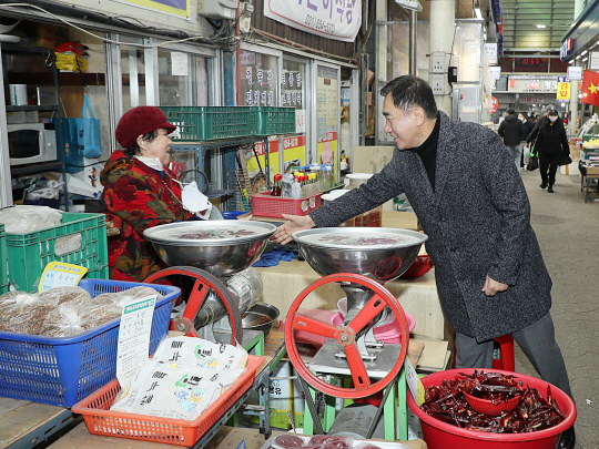 정장선 평택시장이 설을 맞아 전통시장을 찾아 상인들을 격려 응원했다./사진제공=평택시
